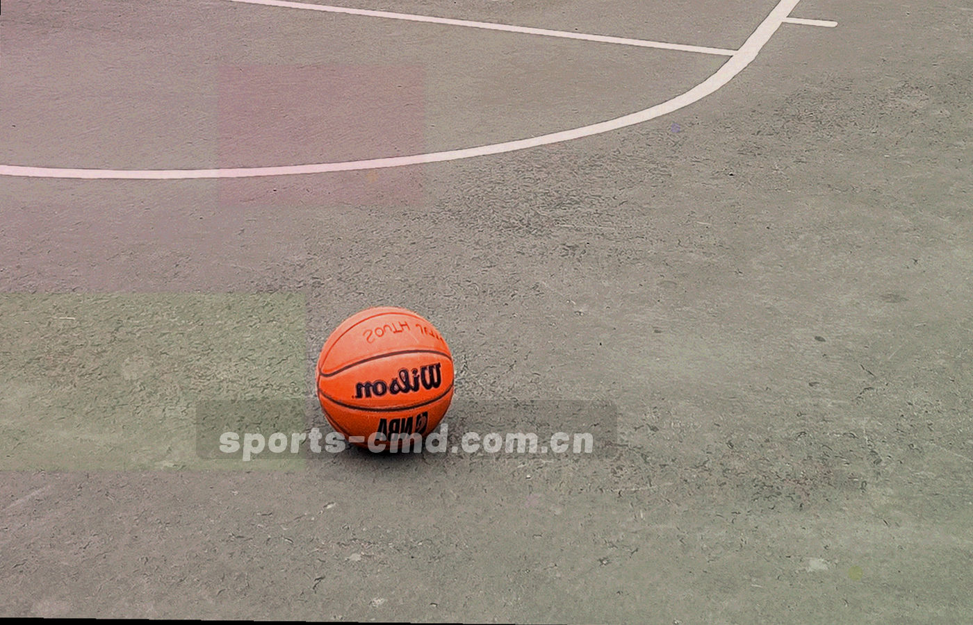 深色战术板上错落排列的球队资料标签卡与网格线